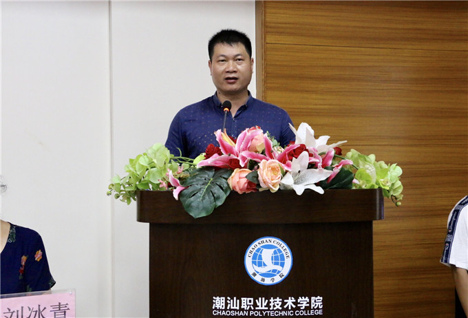 党委副书记李育华宣读优秀毕业生、优秀实习生、优秀创业生名单