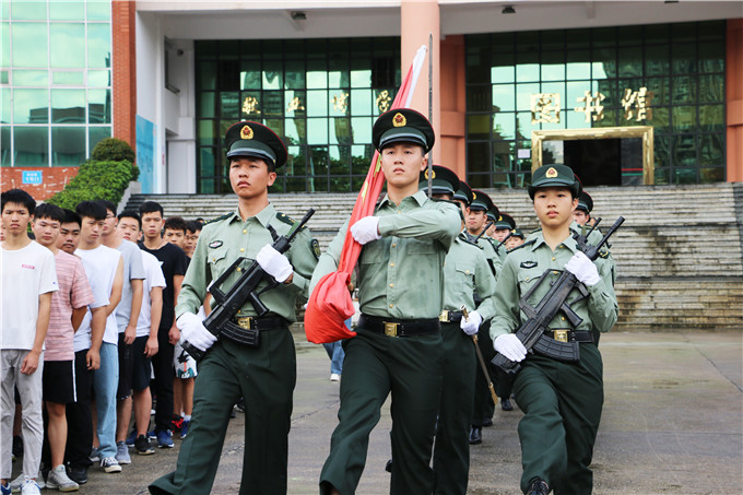 国旗护卫队护旗走向升旗台