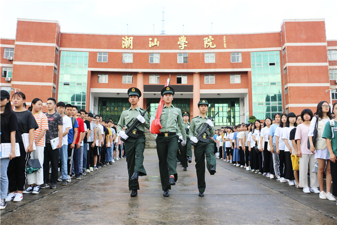 国旗护卫队护旗走向升旗台