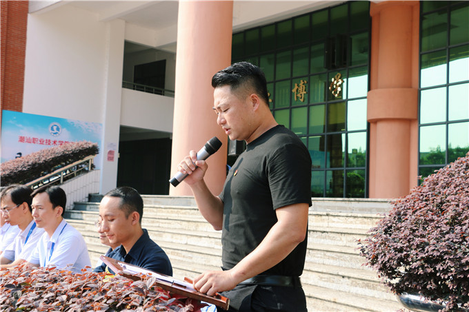 负责拓展训练的郑宏兴主任讲话