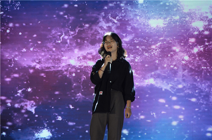 歌曲《光年之外》（唐如慧）