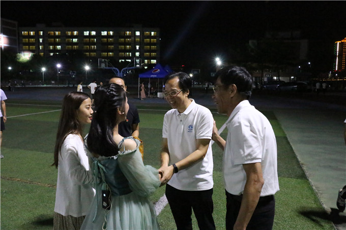 学院董事长、院长纪少游、党委书记、执行院长齐广武亲切问候杨晓婷同学