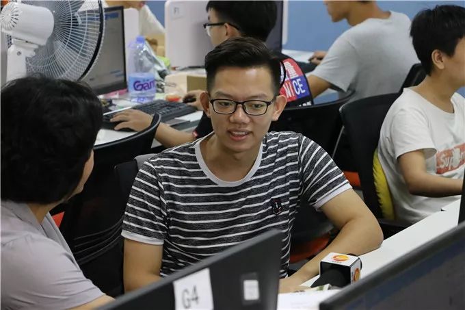 618电商大促——创业学院2017级学生马坚炜接受媒体采访