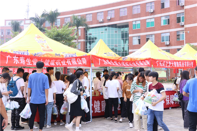 同学们积极咨询、了解药品和用药安全知识