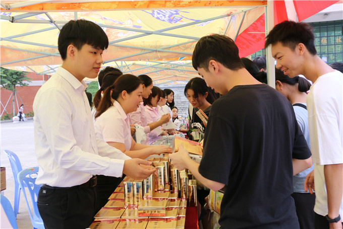 同学们积极咨询、了解药品和用药安全知识
