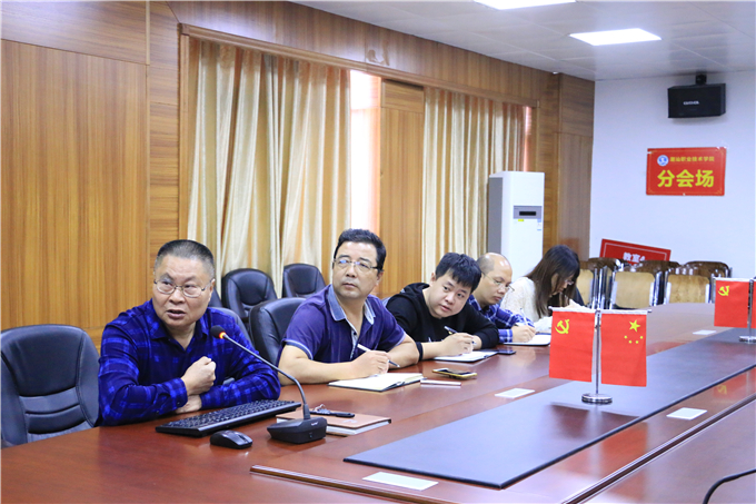 党委副书记罗文坤主讲