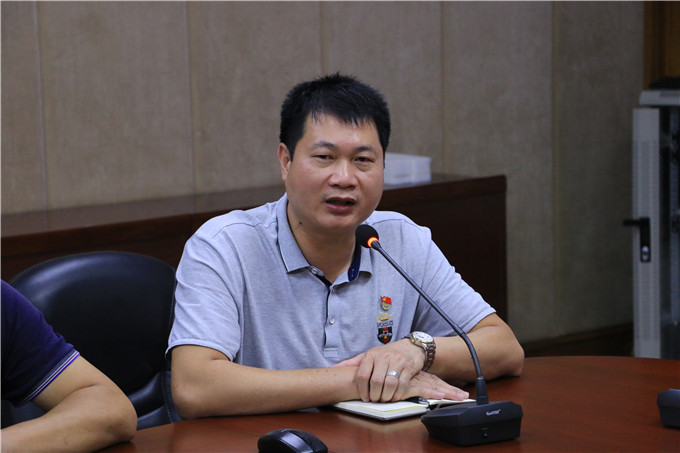 党委副书记李育华主持会议