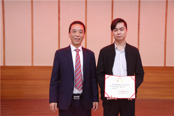 魏跃进副院长为陈林明主任颁发特聘“讲师”聘书