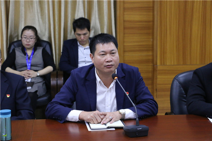 党委副书记李育华主持会议