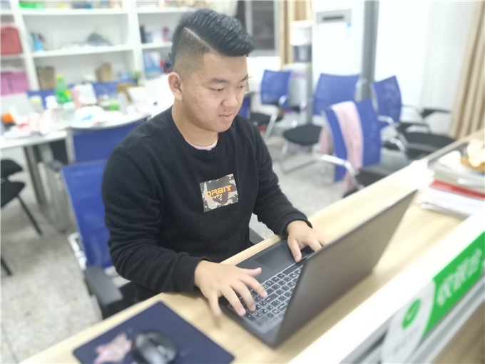 18跨境1班陈家龙
