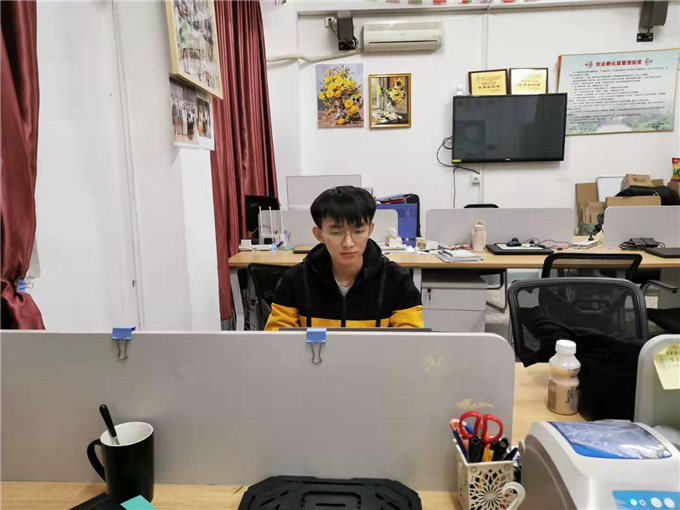 18级商英跨境班 陈淞杰