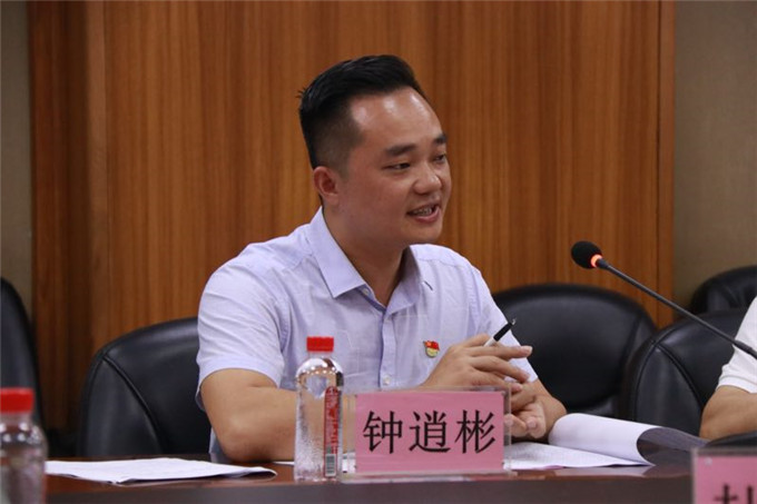钟逍彬部长汇报学院在武装建设和征兵工作方面的情况