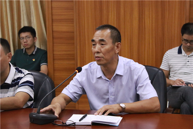 组织人事部部长张爱国作任职发言