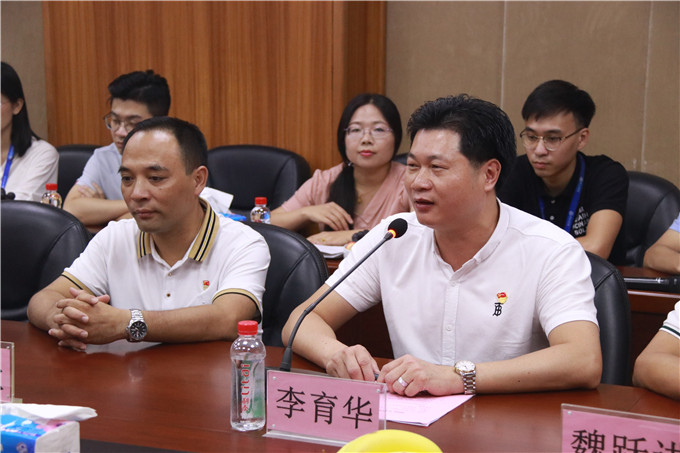党委副书记李育华主持座谈会