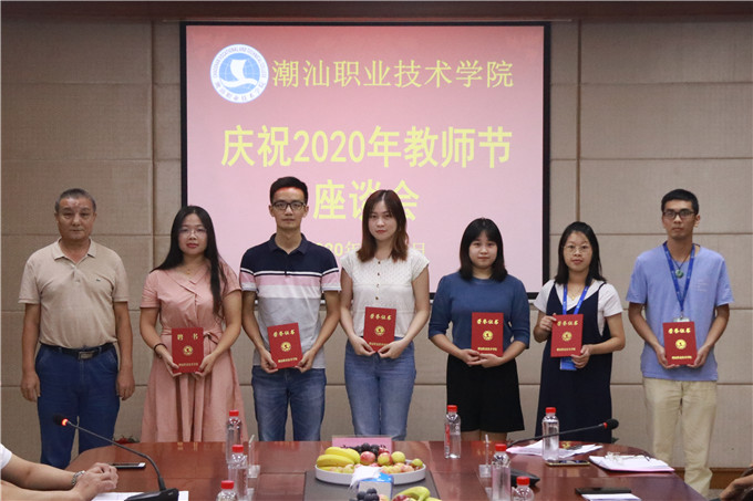 副校长曲建国向优秀教师、先进工作者、先进集体颁发荣誉证书和奖状