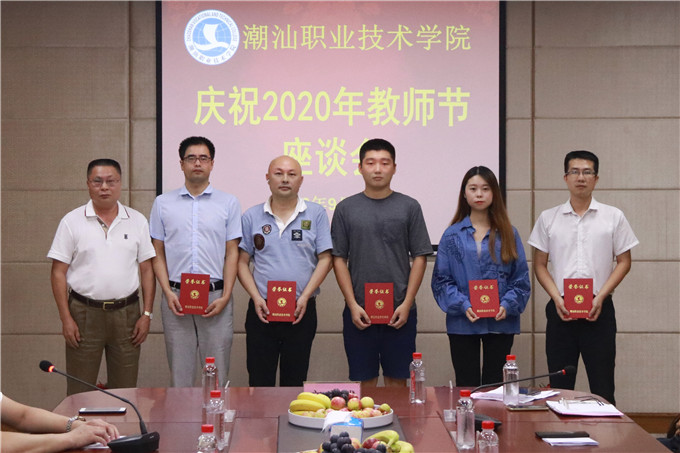 党委副书记罗文坤向优秀教师、先进工作者、先进集体颁发荣誉证书和奖状