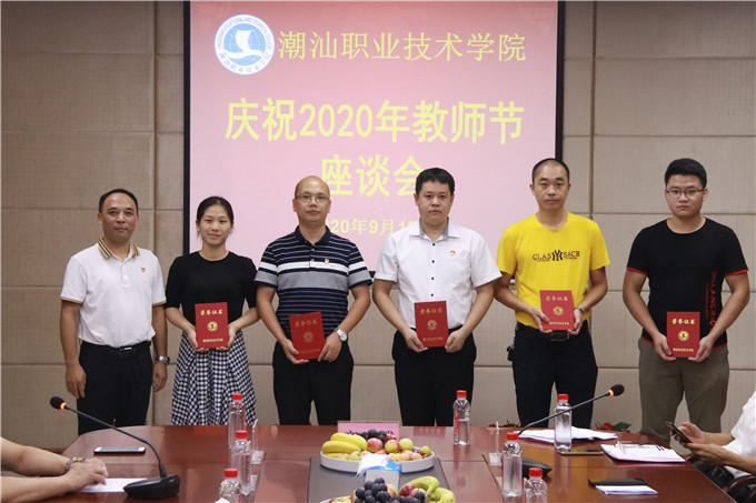 校长助理谢耿向优秀教师、先进工作者、先进集体颁发荣誉证书和奖状