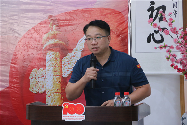 揭阳市民政局社会组织党委书记陈志平同志  宣布诗书展开幕