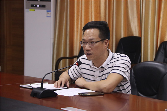 招生就业部部长黄楚东主持会议