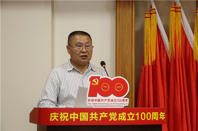 党委副书记罗文坤宣读“十佳学习型党员标兵”、  “微党课”比赛获奖表彰文件