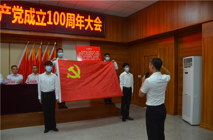 新党员入党宣誓  团委副书记陈楠同志领誓
