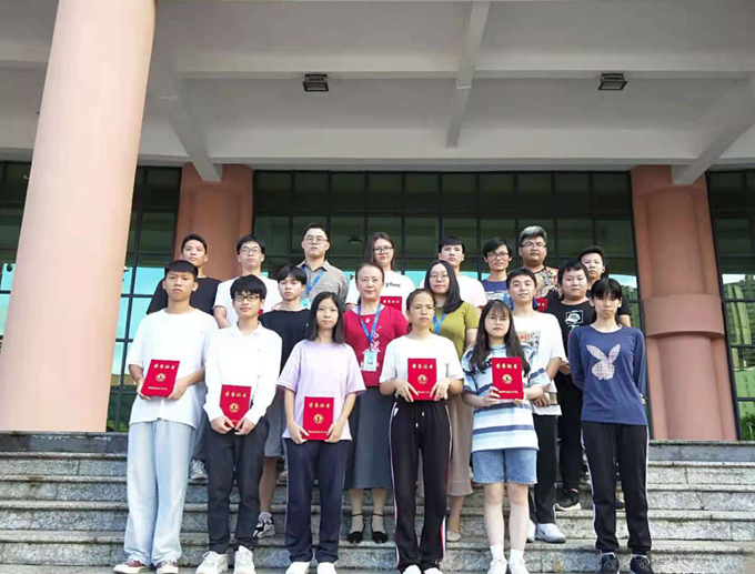 老师、学习部干部与获奖同学合影留念