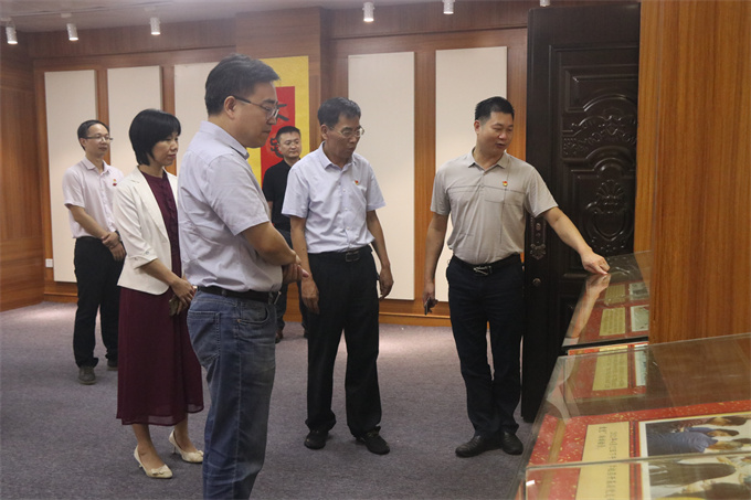 参观我校党建展览