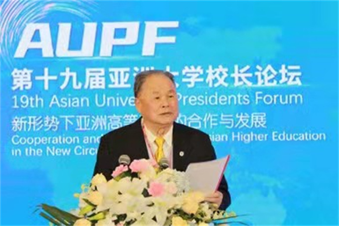 潮汕学院庄明英名誉院长荣获“论坛特别纪念个人奖”