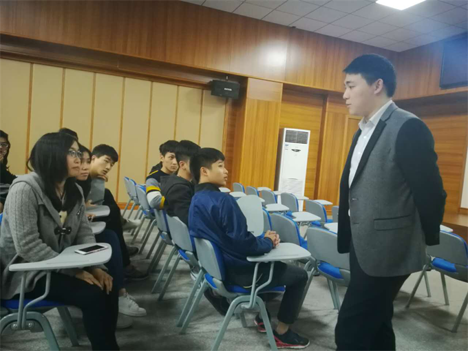 2015届金融专业优秀毕业生李松俊，2017年03月回校与师弟师妹们进行交流
