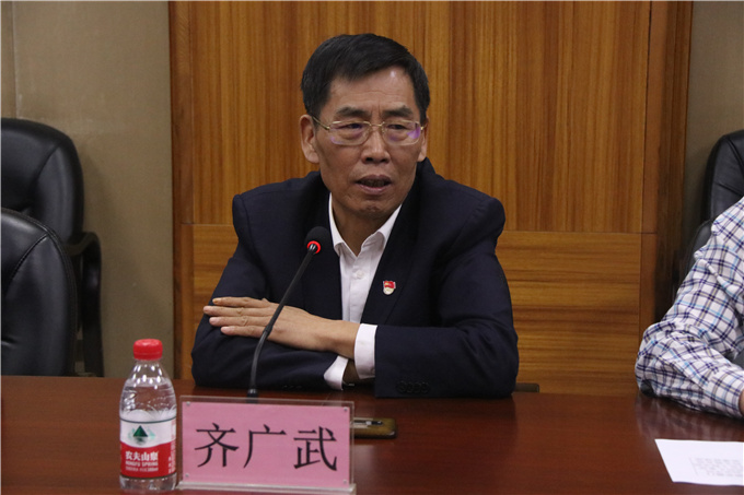 齐广武书记介绍学校情况