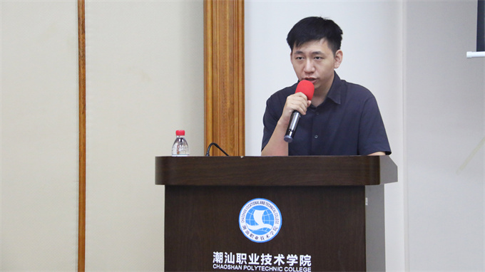 主持人陈乐炜老师