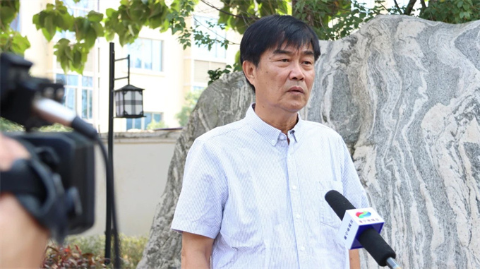 学校校长曾向昌
