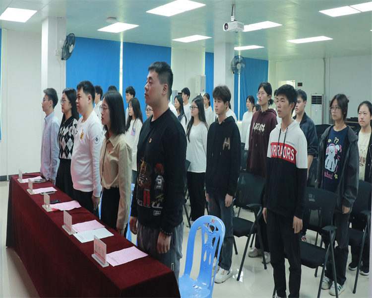 全体起立，奏唱中国共青团团歌