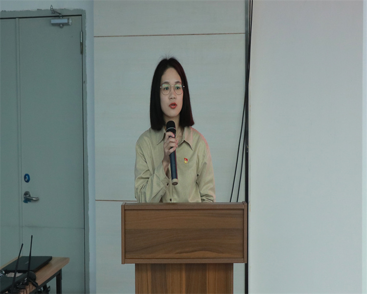 创业学院团委书记林梦婷宣读新团员名单