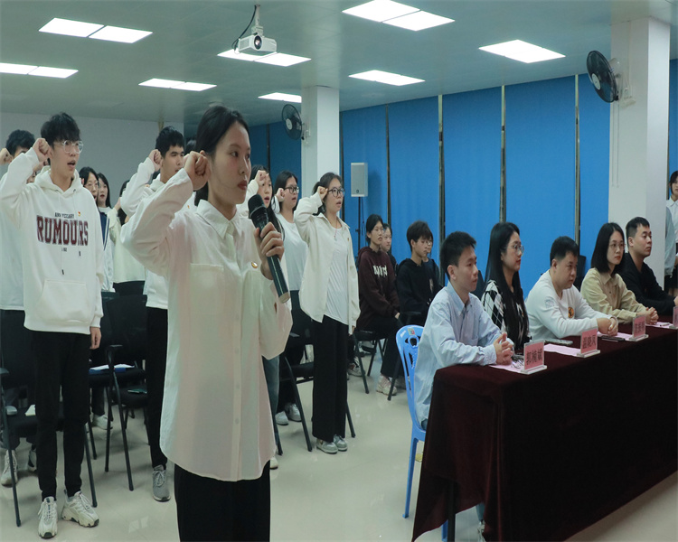 创业学院团委学生副书记孙慧莹带领新团员入团宣誓