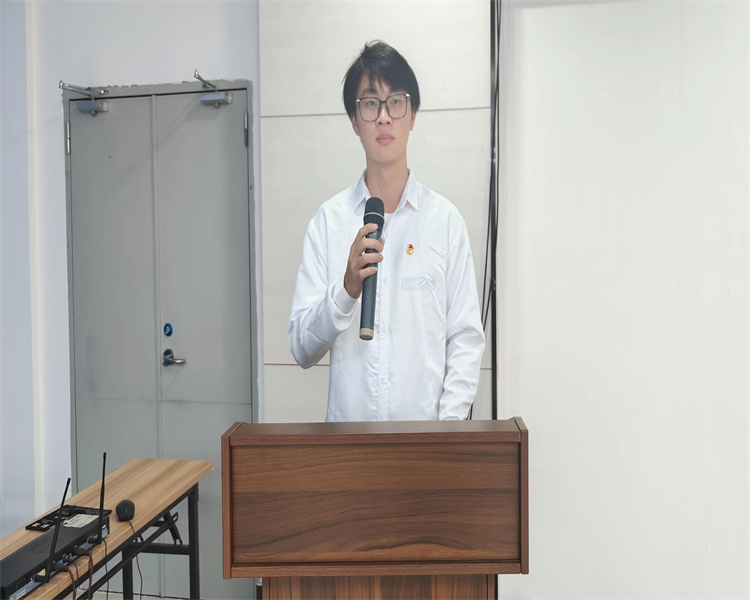 新团员代表刘杰成同学发言