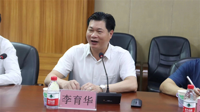 党委副书记李育华