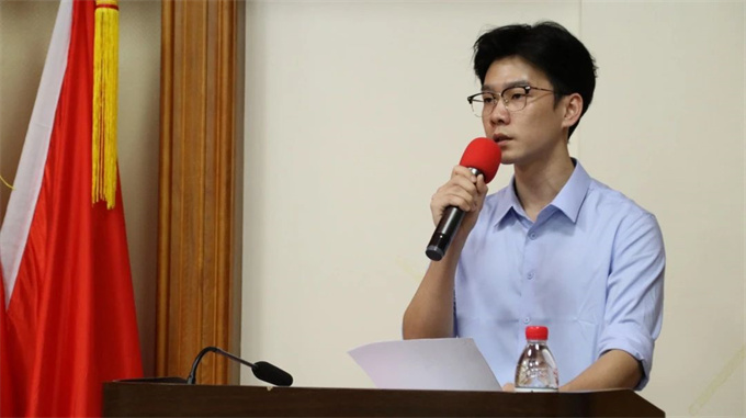 创业学院院长助理林少华主持发布会