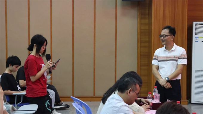颜副校长与学生互动问答