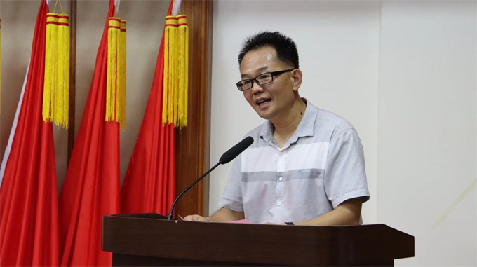 副校长颜惠雄上台致辞