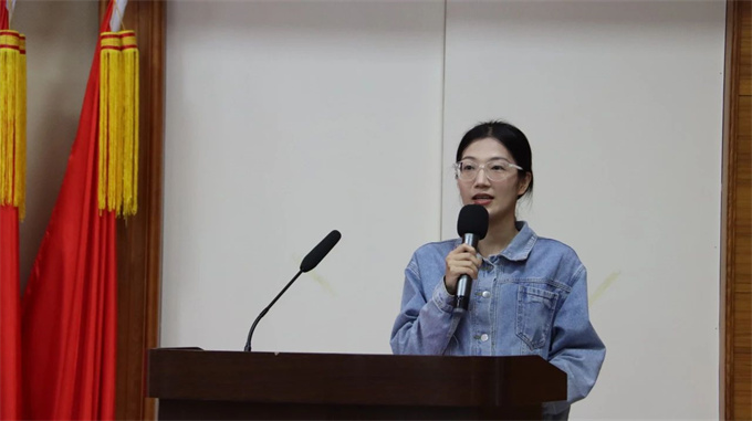 主持人 陈奕思老师