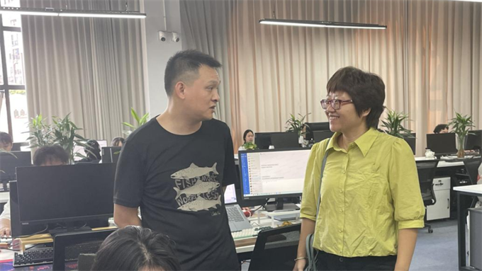 企业代表交流学生情况