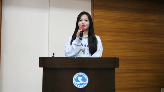 学生代表姚锘娜