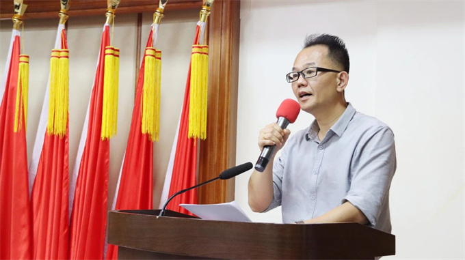 副校长颜惠雄宣读大赛表彰名单